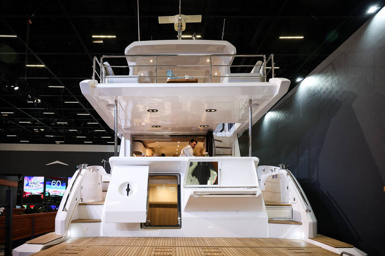 Barco Flybridge 62, da empresa italiana Azimut