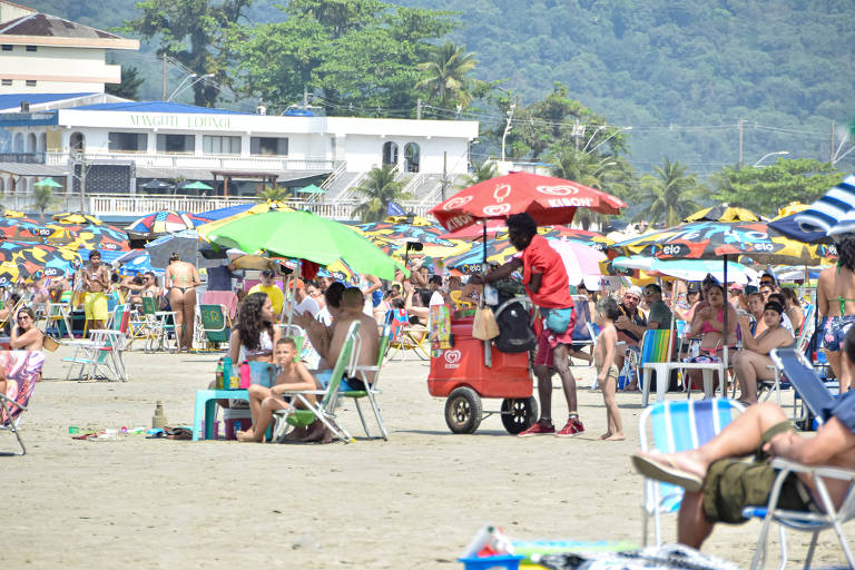 Turistas encaram horas de fila e adotam estratégias para ir ao litoral de SP