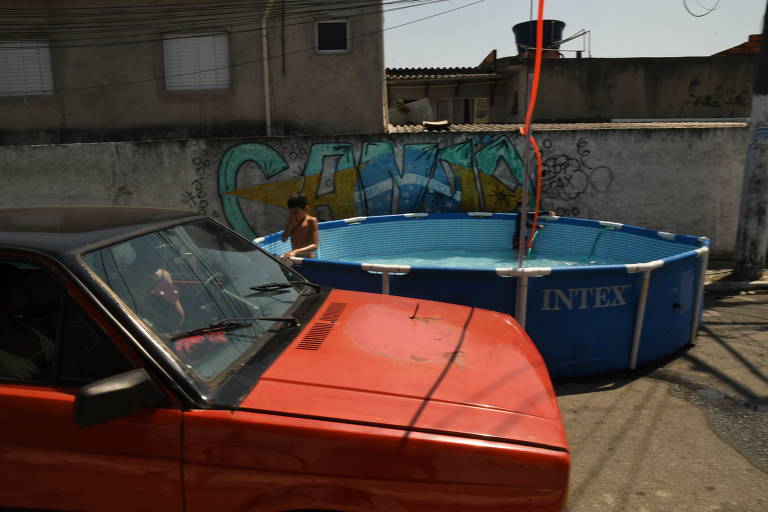 Moradores da zona leste fazem rateio para montar piscina de plástico na rua 