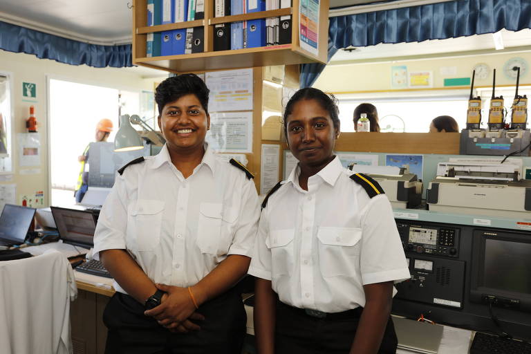  Kisoulini Sakshi (à dir.), 20, e Sakshi Wadekar, 22, as duas únicas mulheres na tripulação do Pyxis Ocean