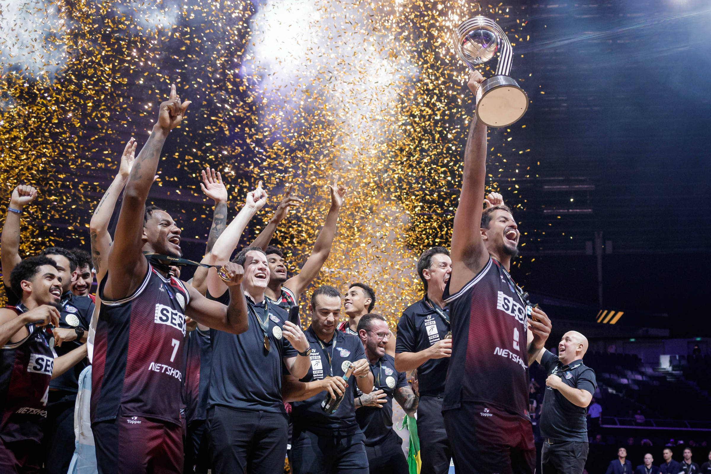 O MUNDO DE NOVO! FlaBasquete sobra no Intercontinental da FIBA e é  bicampeão mundial de clubes - Flamengo