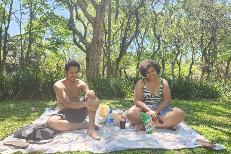 Gabriela Barbosa e Kauê Jonatas saíram da zona leste para aproveitar o dia de calor no parque Ibirapuera