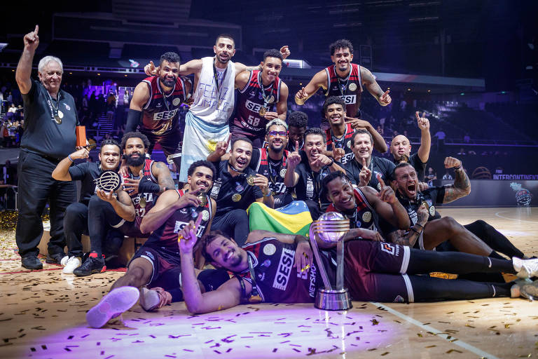 Jogadores e comissão técnica do Franca comemoram título em Singapura contra o Telekom Baskets Bonn