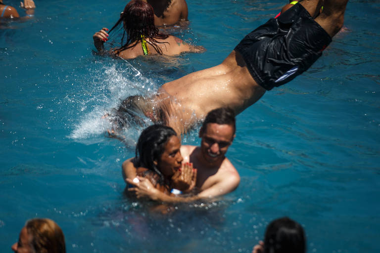 Onda de calor: periferia paga R$ 20 por piscina particular - 24/09/2023 -  Cotidiano - Folha