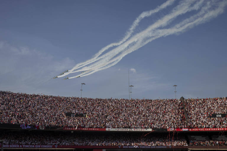 Torcida do São Paulo na arquibancada do Estádio do Morumbi acompanham final da Copa do Brasil contra o Flamengo