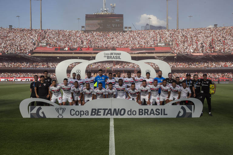 Notícias de placar de partida de futebol na tela do computador com futebol