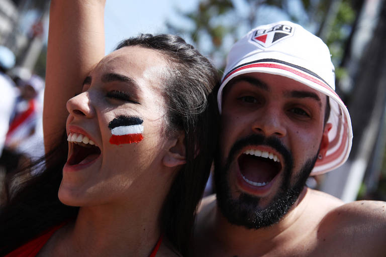 Torcedores do São Paulo na entrada do estádio