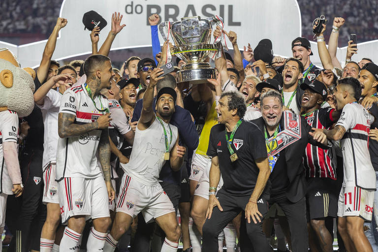 Time do São Paulo comemora título da Copa do Brasil de 2023