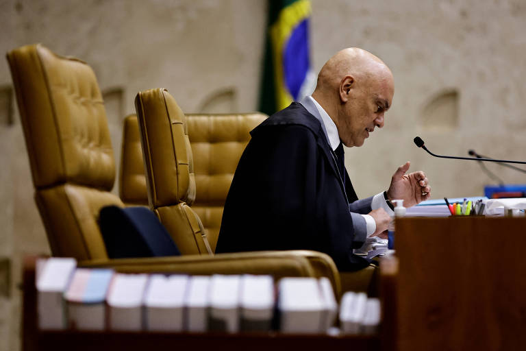 Moraes é relator de quase todas as apurações contra Bolsonaro, mesmo as que poderiam ir para a primeira instância; na Lava Jato, o ex-juiz Sergio Moro foi criticado por concentrar as investigações em suas mãos