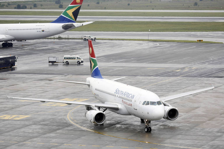 Avião da South African Airways em pista do aeroporto de Joanesburgo, na África do Sul