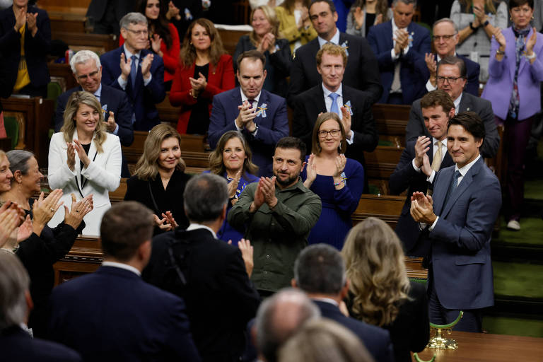 Zelenski ao lado de Trudeau após discurso na Câmara dos Comuns em Ottawa, na sexta (22)