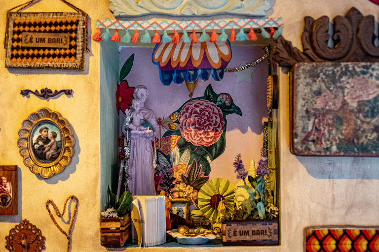 Decoração presente no 'Isso é um bar?', localizado no bairro Santo Antônio Além do Carmo, em Salvador, BA. O bar também abriga a  tabacaria 'Isso é um cachimbo?'