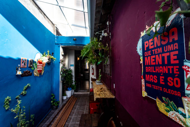Parte interna do "Isso é um Bar?", que abriga a tabacaria "Isso é um cachimbo?", em Salvador, BA