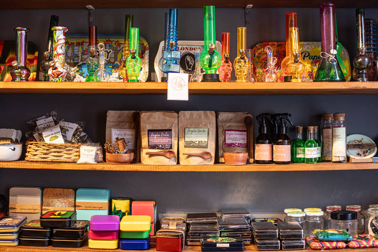 Prateleira com produtos à venda na tabacaria 'Isso é um cachimbo?', localizada no bairro Santo Antônio Além do Carmo, em Salvador