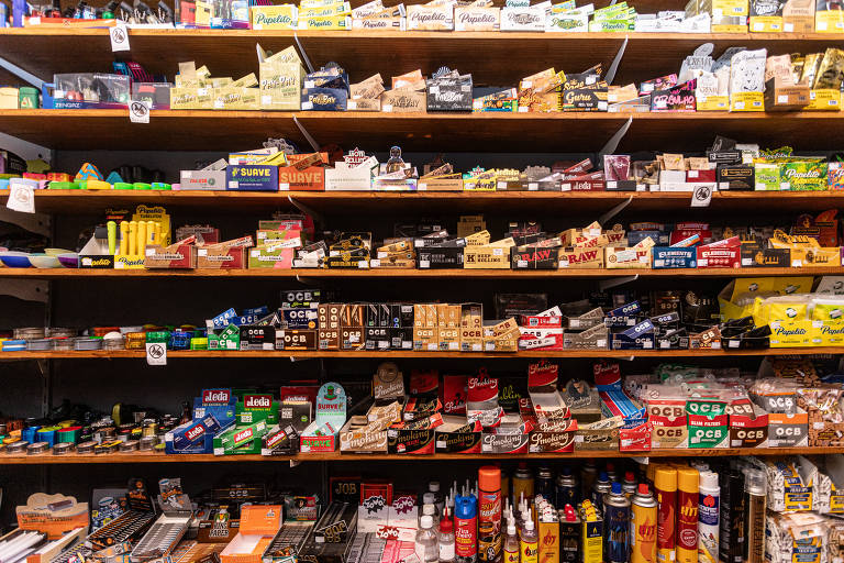 Prateleira com produtos à venda na tabacaria 'Isso é um cachimbo?', em Salvador, BA