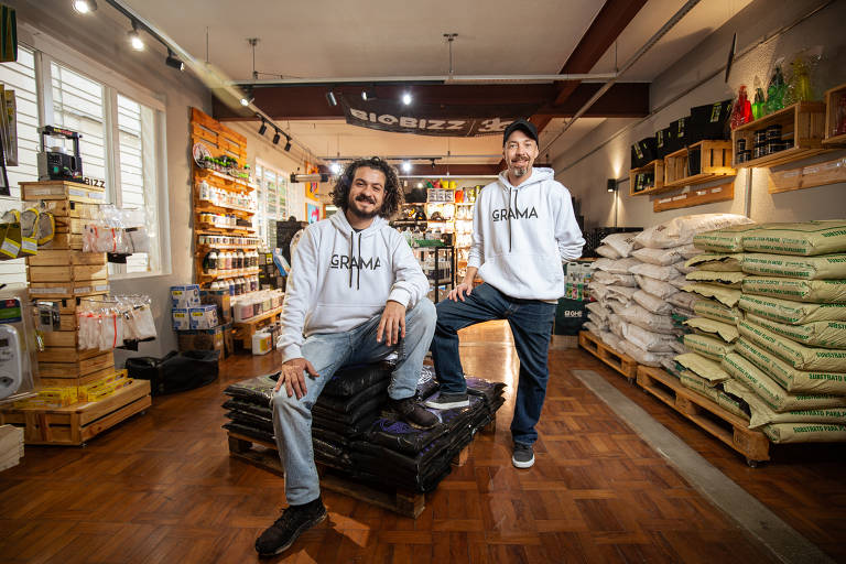 Gabriel Valentim e Túlio Teixeira ,proprietários da Growshop Grama, loja que vende produtos para o cultivo de Cannabis
