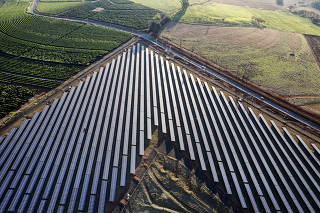 Fabrica BYD de paineis solares: Vista de modulos fotovoltaicos (paineis de enregia solar)  da BYD em area rural  de Campinas