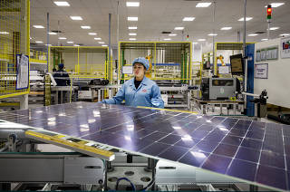 Funcionária da empresa chinesa BYD, em fábrica de painel fotovoltaico, em Campinas 