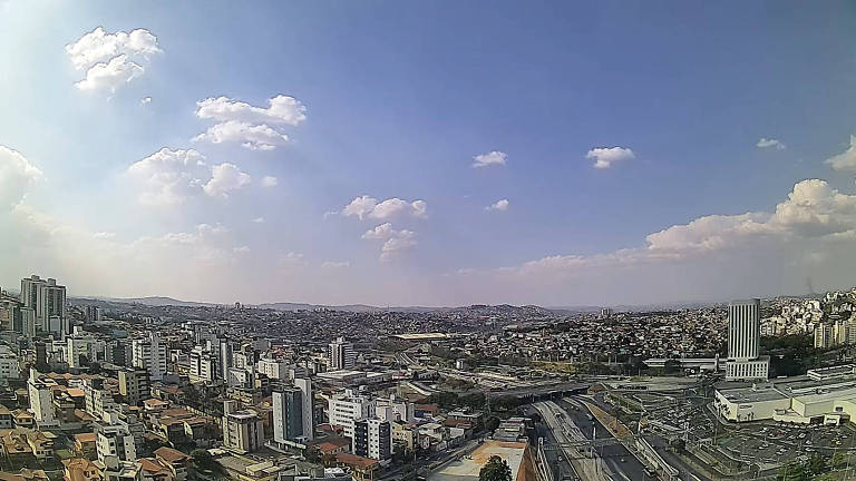 A foto mostra visão panorâmica de Belo Horizonte com céu azul em dia de forte calor.