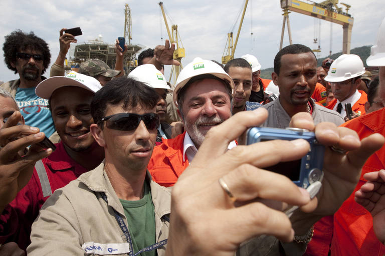 Lula posa com trabalhadores na inauguração do navio plataforma da Petrobras, P-57, no estaleiro Brasfels, em Angra dos Reis (RJ), em outubro de 2010.