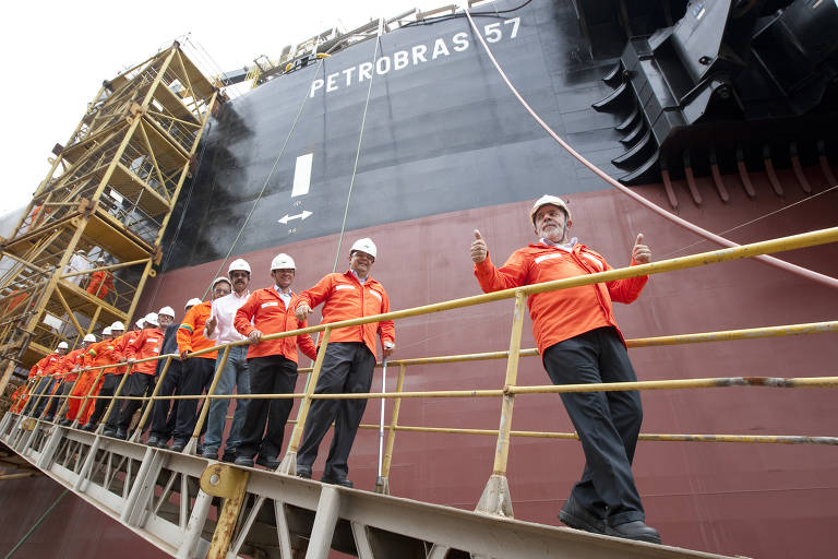 Lula seguido pelo ex-presidente da Petrobras, José Sérgio Gabrielli, após visita à plataforma P-57, no estaleiro Brasfels, em Angra dos Reis (RJ), em outubro de 2010.