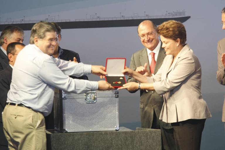 Dilma, o então governador de São Paulo, Geraldo Alckmin, e o ex-presidente da Transpetro, Sergio Machado, lançando a pedra fundamental do Estaleiro Rio Tietê, em Araçatuba (SP), em setembro de 2011.
