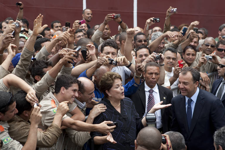 Dilma e o ex-governador do Rio, Sergio Cabral Filho, posam ao lado de trabalhadores no Estaleiro Mauá, em setembro de 2011.
