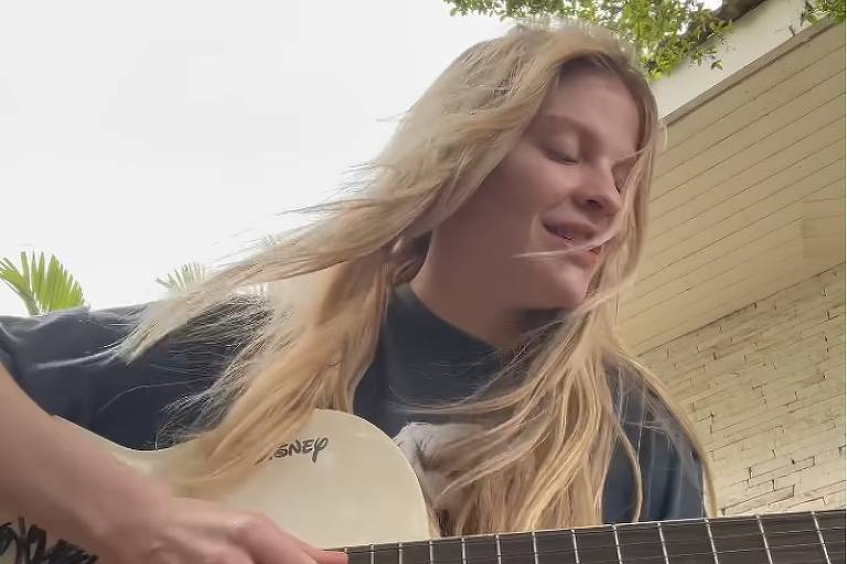 Luisa Sonza posta vídeo com violão
