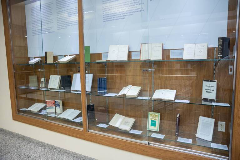 Exposição na USP tem biblioteca de Delfim Netto como tema