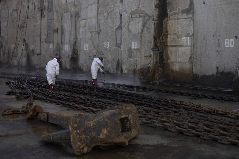 Trabalhadores no dique seco do Estaleiro Atlântico Sul, em Ipojuca (PE).