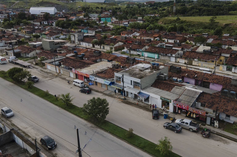 Vista aérea da Vila do Estaleiro, construída para receber os trabalhadores da indústria naval em Ipojuca (PE).