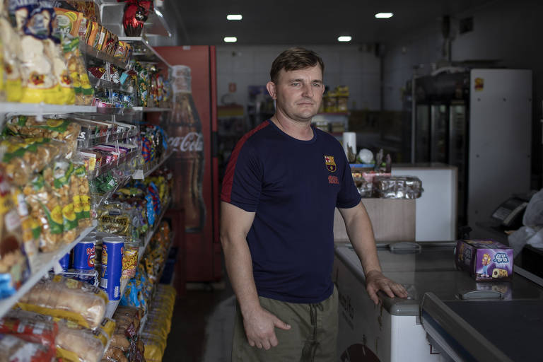 O catarinense Jonas Slociak, 37, ex-trabalhador de estaleiro que abriu uma padaria após ser demitido.