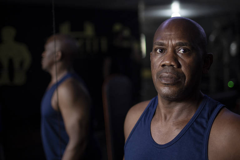 Ex-lutador de boxe, o carioca Avelino Faustino de Oliveira Neto, 58, decidiu abrir uma academia de ginástica após deixar o estaleiro.