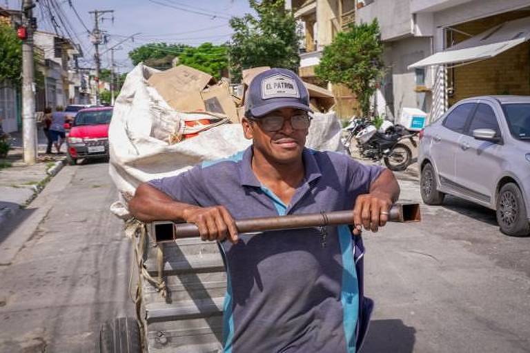 Catador de material reciclável empurra carroça com os produtos em São Paulo