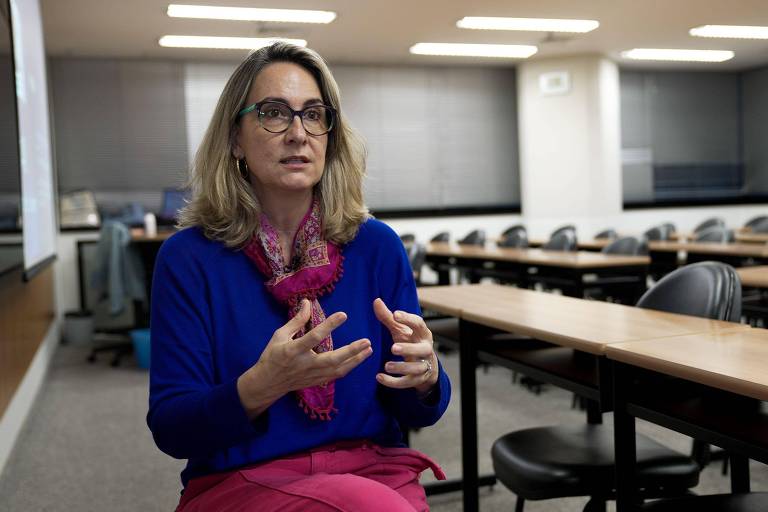 Professora da FGV, Carla Beni gesticula durante entrevista em sala de aula