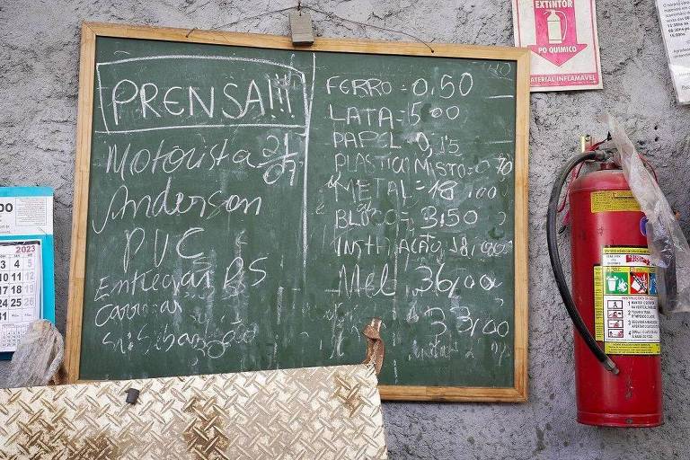 Lousa mostra valor pago a materiais vendidos em ferro-velho de Guarulhos (SP)