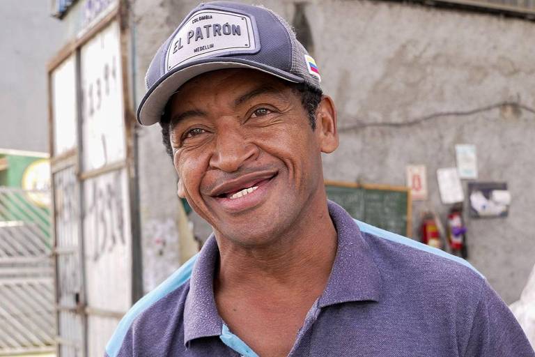 Catador de recicláveis sorri após entregar material reciclado que coletou nas ruas de Guarulhos
