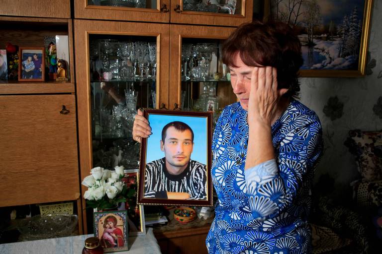 Galina Inkina, mãe de Denis Inkin, chora ao lembrar morte do filho em acidente em mina da ArcelorMittal