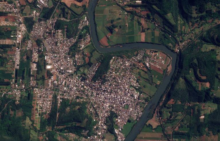 Imagens de satélite mostram cidades do RS antes e depois das chuvas