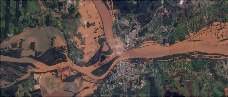 imagem de satélite mostra terreno depois de chuva, com lama nas ruas, transbordo do rio