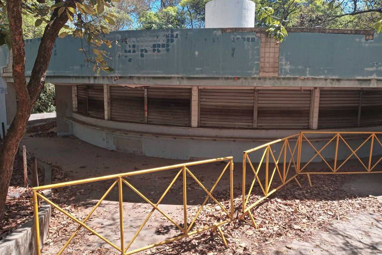 A foto mostra imóvel onde funcionava lanchonete do zoológico de Belo Horizonte. É azul e tem formato arrendodado