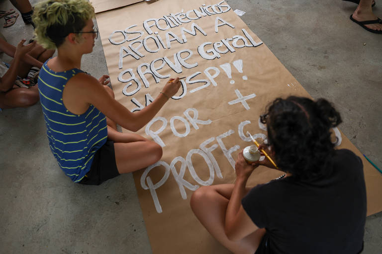 Estudantes da Faculdade Politécnica da USP pintam cartaz em apoio à greve, nesta terça (26)