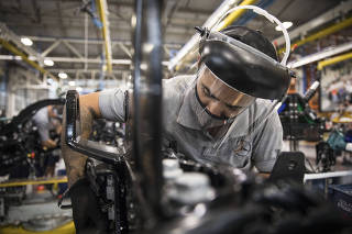 Balanco da industria automotiva em 2020. Funcionarios trabalham na linha de montagem   de caminhoes 4.0 na fabrica da Mercedes em Sao Bernardo