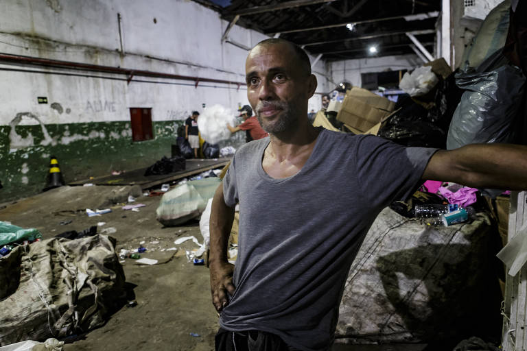 Márcio Oliveira Ramos, 43, trabalha em depósito de material reciclável
