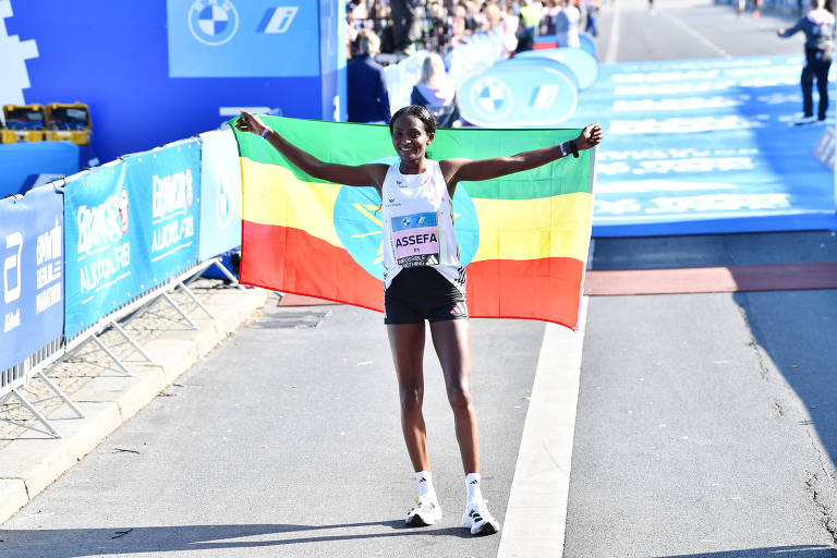 Etíope Tigst Assefa comemora vitória e quebra do recorde mundial na maratona de Berlim