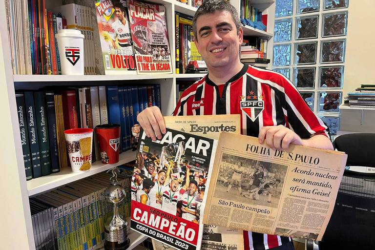 Alexandre Giesbrecht, torcedor do SPFC, com pôster do time campeão da Copa do Brasil de 2023 