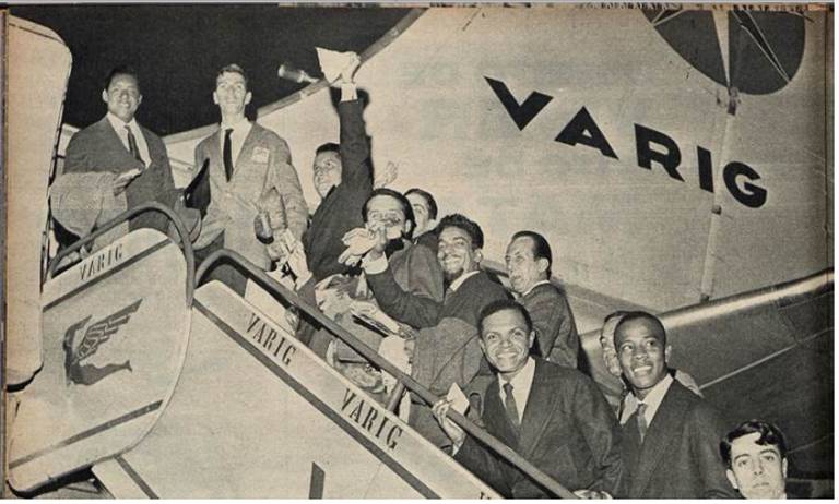 Do alto para baixo, Agostinho dos Santos, Normando Santos, Octavio Bailly, Roberto Menescal, Durval Ferreira, Dom Um Romão, Aloysio de Oliveira, Paulo Moura e Sergio Mendes embarcando para show no Carnegie Hall, em Nova York, em 1962