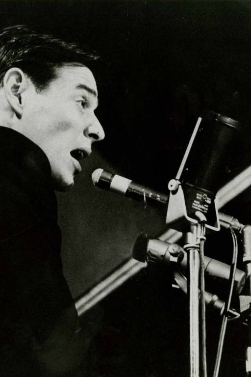 Antonio Carlos Jobim no Carnegie Hall, em Nova York (EUA). Diversos artistas brasileiros participaram deste primeiro show de bossa nova nos Estados Unidos, em 26 de novembro de 1962