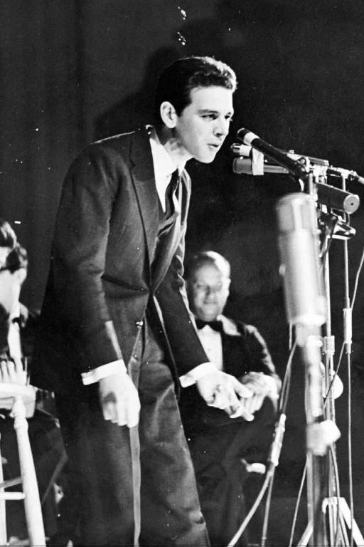 O cantor Carlos Lyra durante show de Bossa Nova no Carnegie Hall, em Nova York