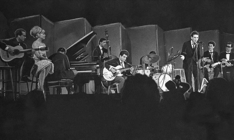 Roberto Menescal, Ana Lúcia, o conjunto de Oscar Castro Neves, Carlos Lyra, Normando e Chico Feitosa durante show no Carnegie Hall, em Nova York, em 1962
